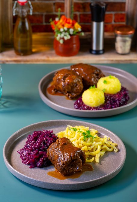 Rinderroulade mit Rotkohl und Spätzle